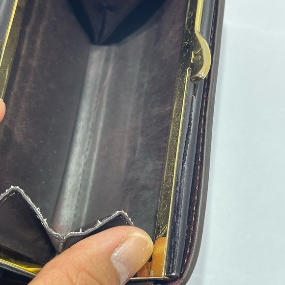 Louis Vuitton Kisslock Wallet in Amarante, preloved. - Picture 7 of 16